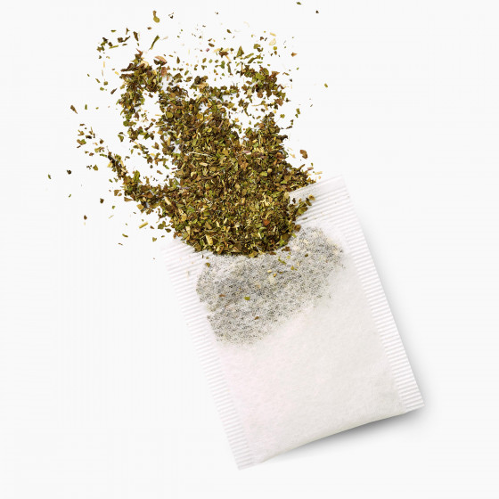 sachet ouvert de tisane menthe réglisse laissant voir les plantes séchées