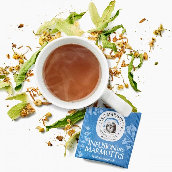 Tasse d'infusion des marmottes avec le sachet bleu