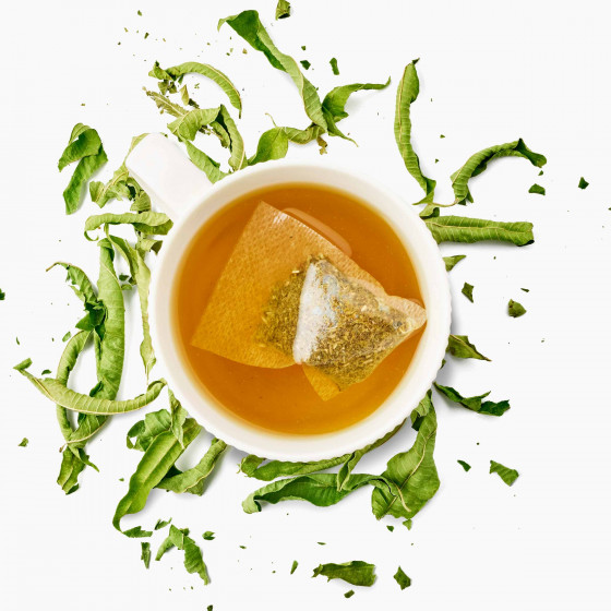 tasse de tisane pure verveine avec feuilles de verveine séchées autour