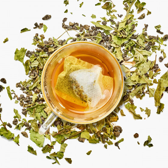 Thé vert à la menthe : tasse avec sachet de thé biologique