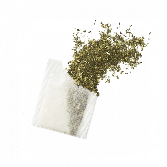 Sachet de tisane ouvert pour montrer la menthe Sachet de tisane ouvert pour montrer la menthe
