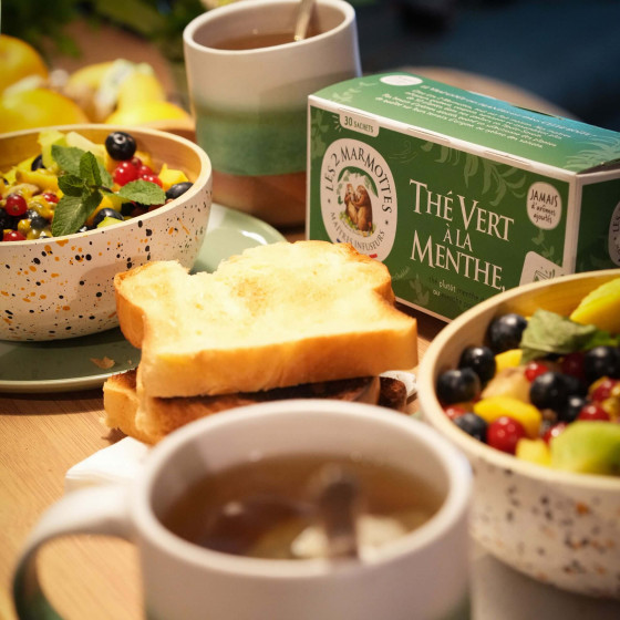 Thé vert à la menthe bio sans arômes ajoutés sur une table de petit déjeuner